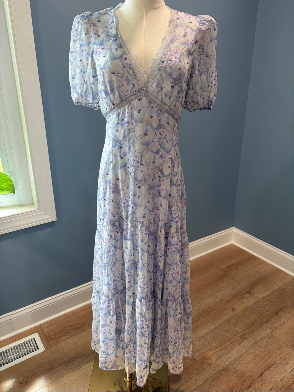 ASTR The Label Lavender Floral Tiered Midi Dress Small